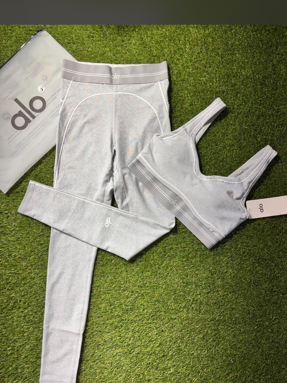 ALO Yoga Light Gray Active Leggings and Sports Bra Set